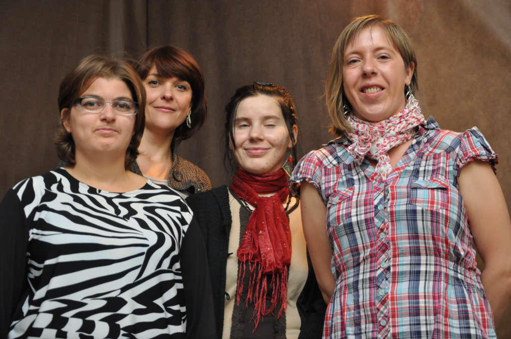 Uczestnicy Warsztatów Terapii Zajęciowej śpiewają w Fame