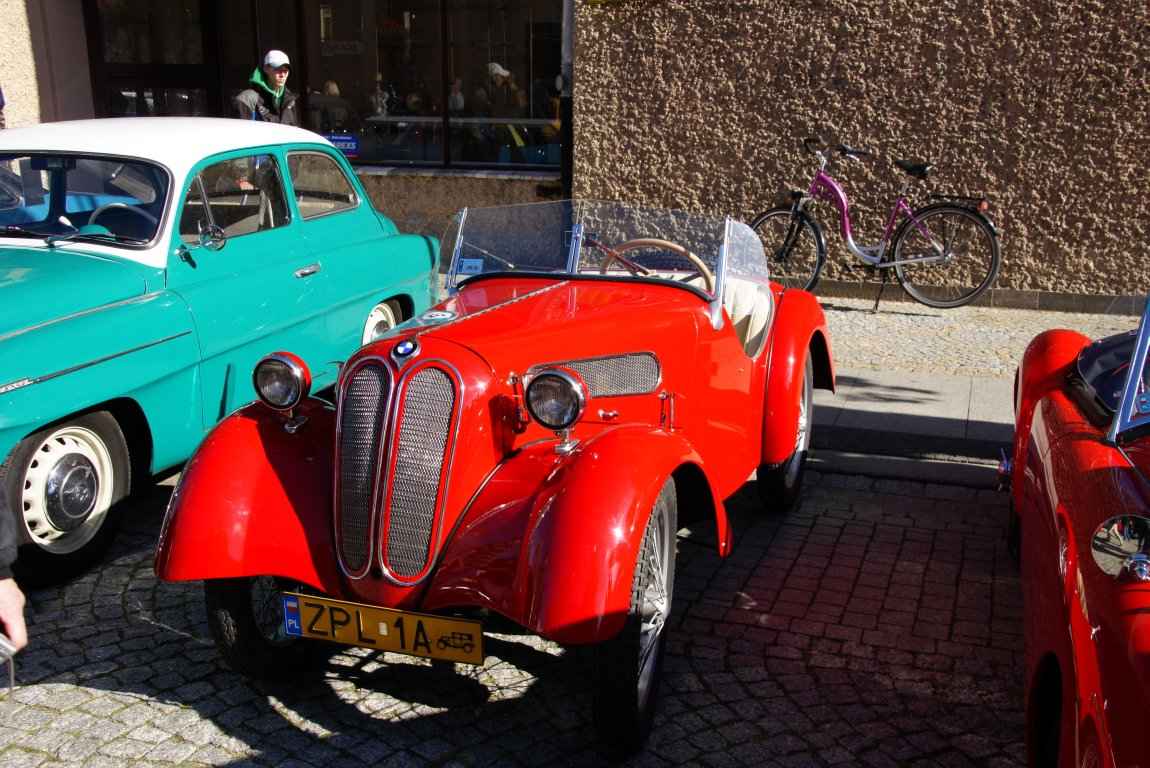 Legniczanie obejrzeli zabytkowe auta