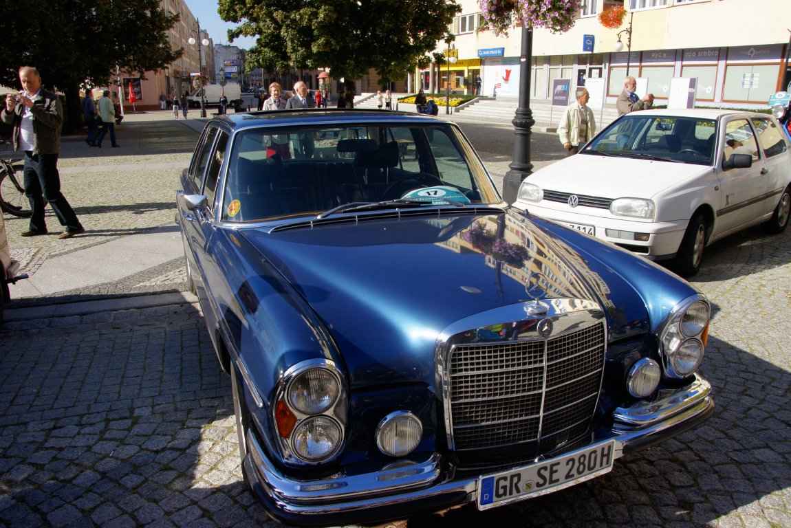 Legniczanie obejrzeli zabytkowe auta