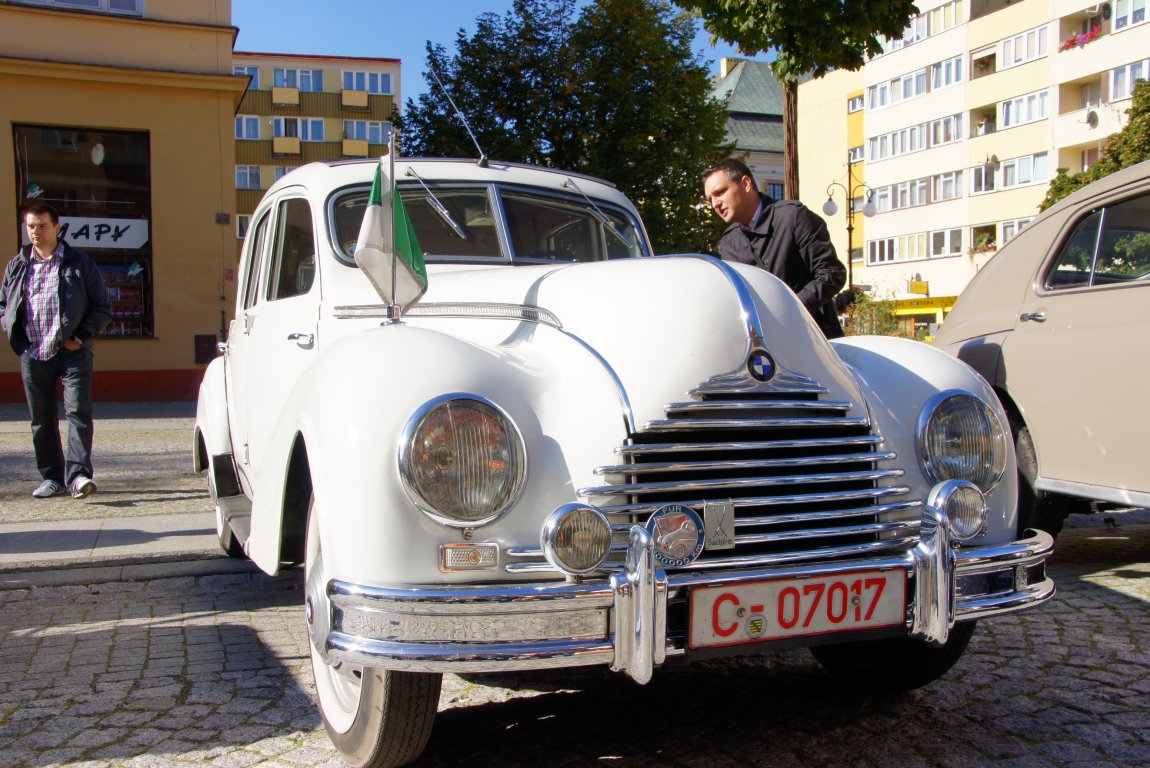 Legniczanie obejrzeli zabytkowe auta