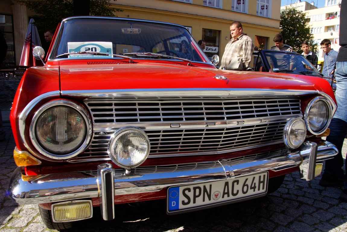 Legniczanie obejrzeli zabytkowe auta
