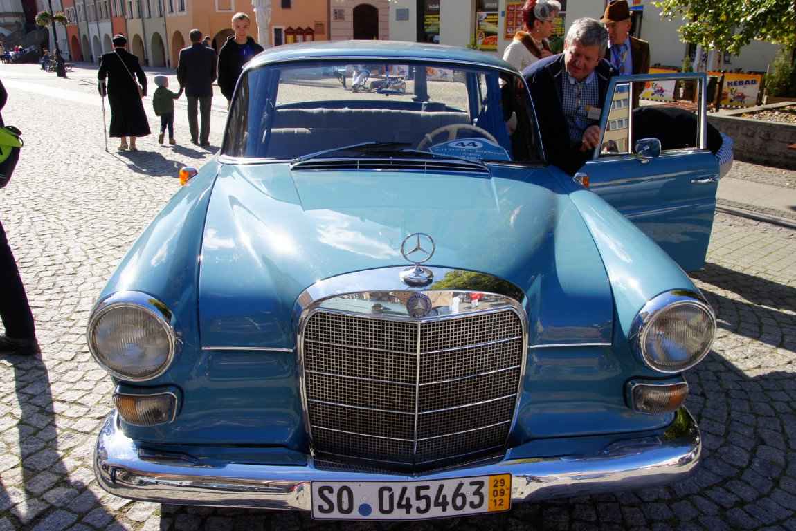 Legniczanie obejrzeli zabytkowe auta
