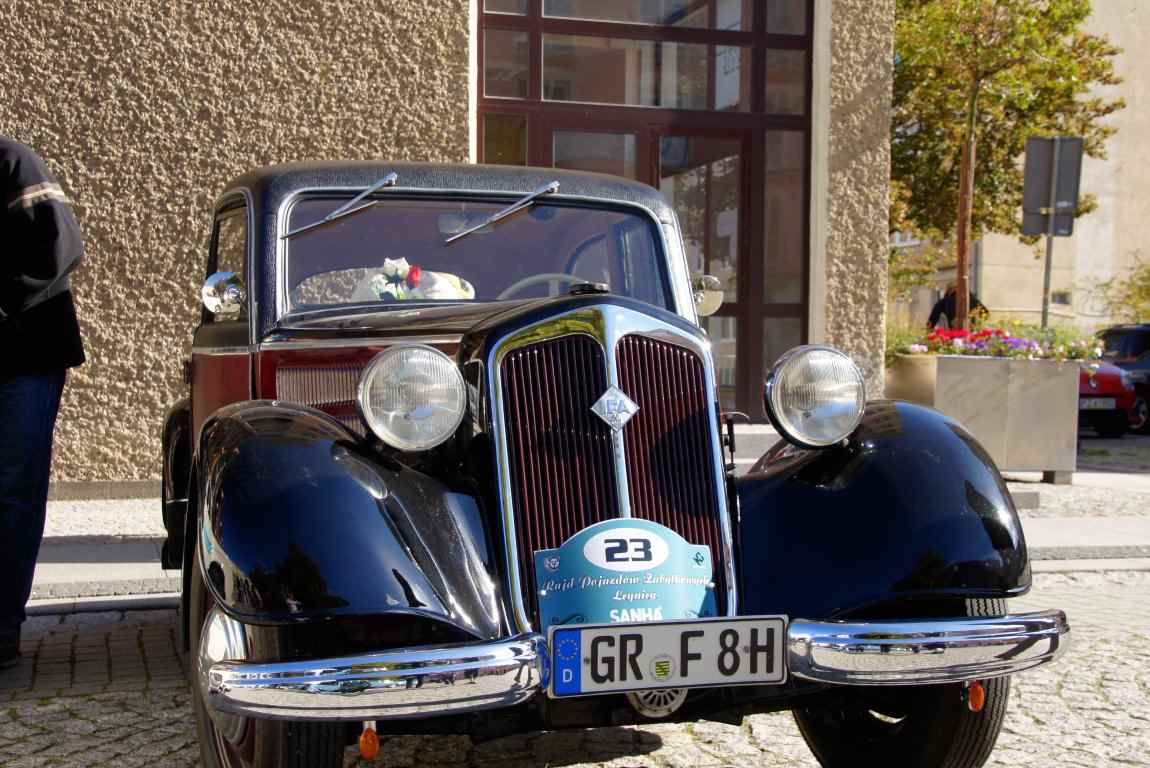 Legniczanie obejrzeli zabytkowe auta