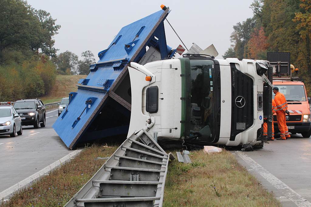 TIR zablokował autostradę