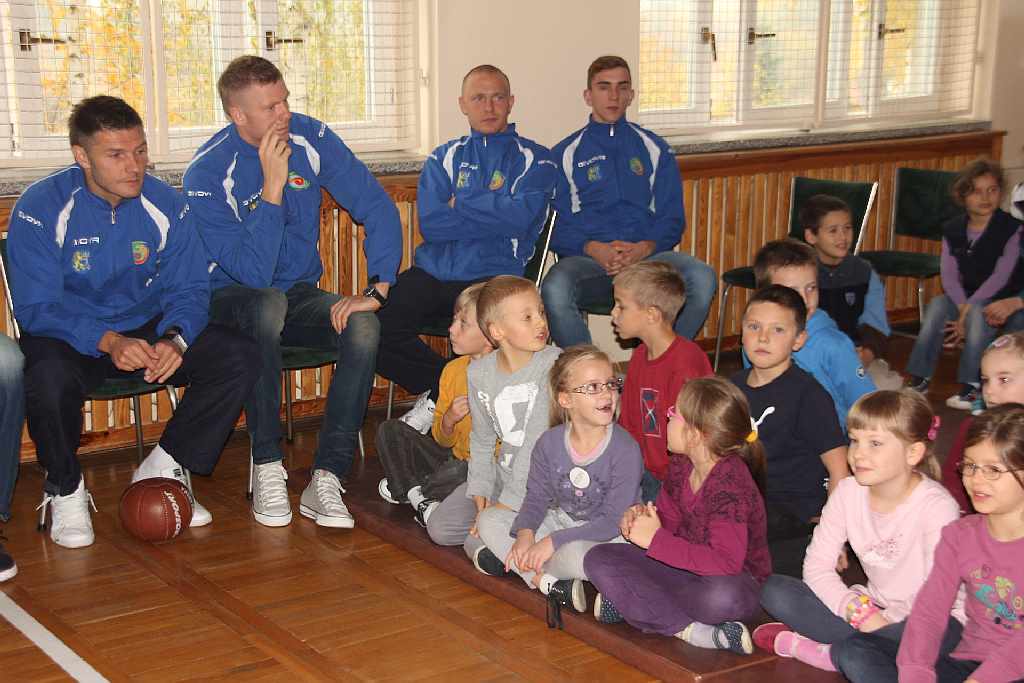 Piłkarze Miedzi w szkole