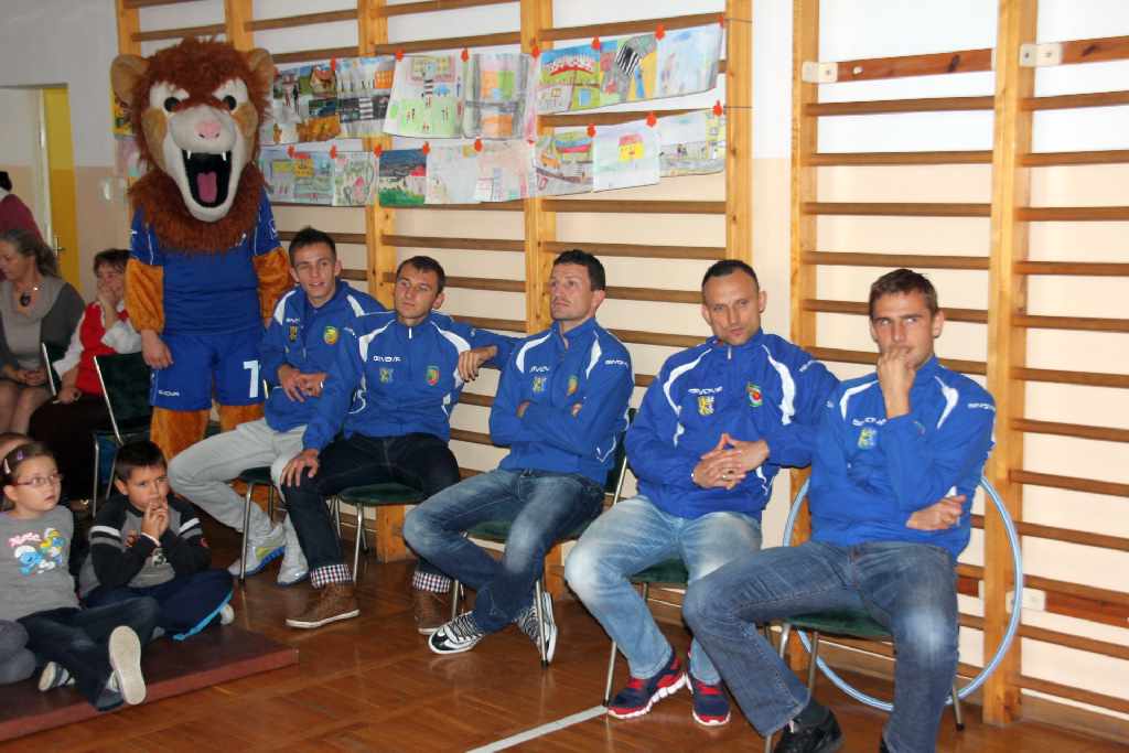 Piłkarze Miedzi w szkole