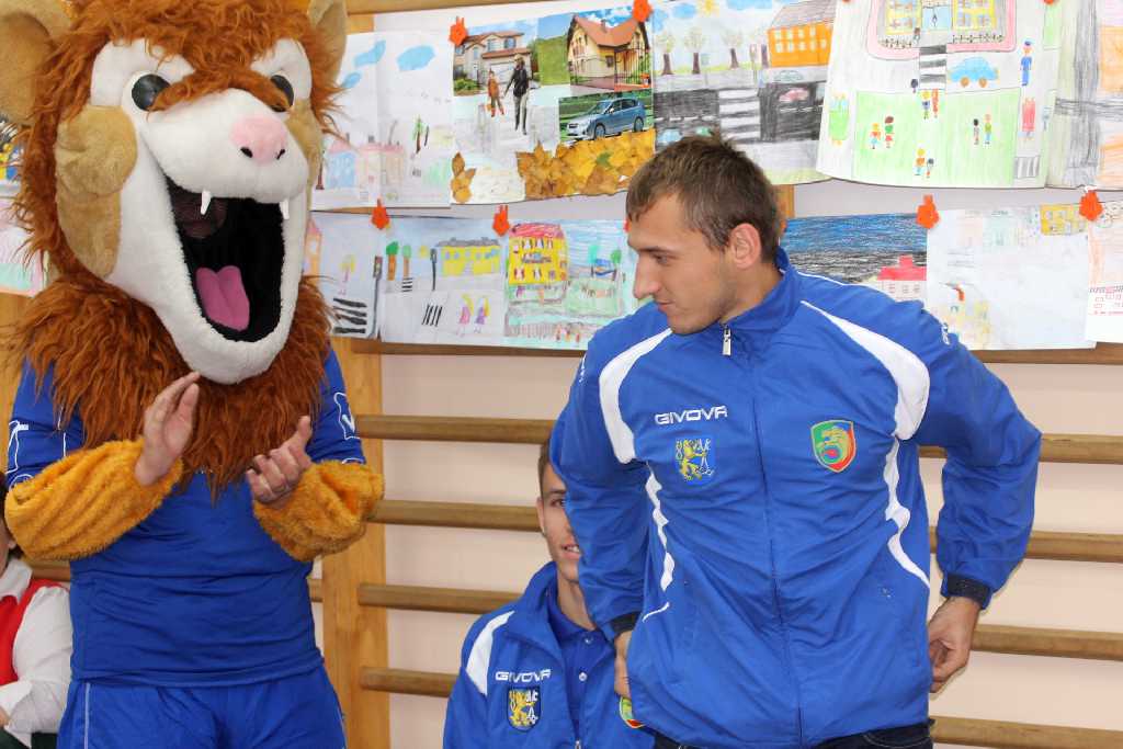 Piłkarze Miedzi w szkole