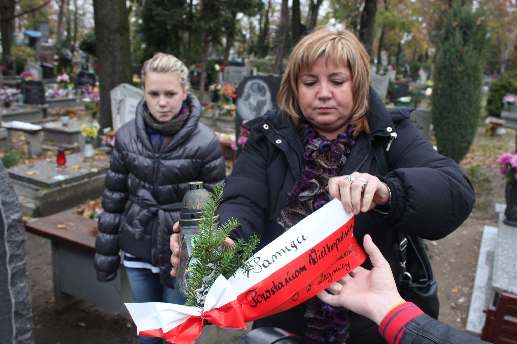 Zapalili znicze na grobach powstańców