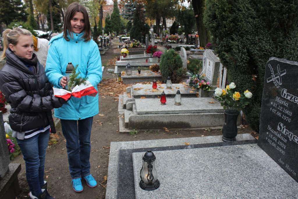 Zapalili znicze na grobach powstańców