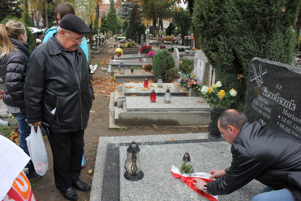 Zapalili znicze na grobach powstańców
