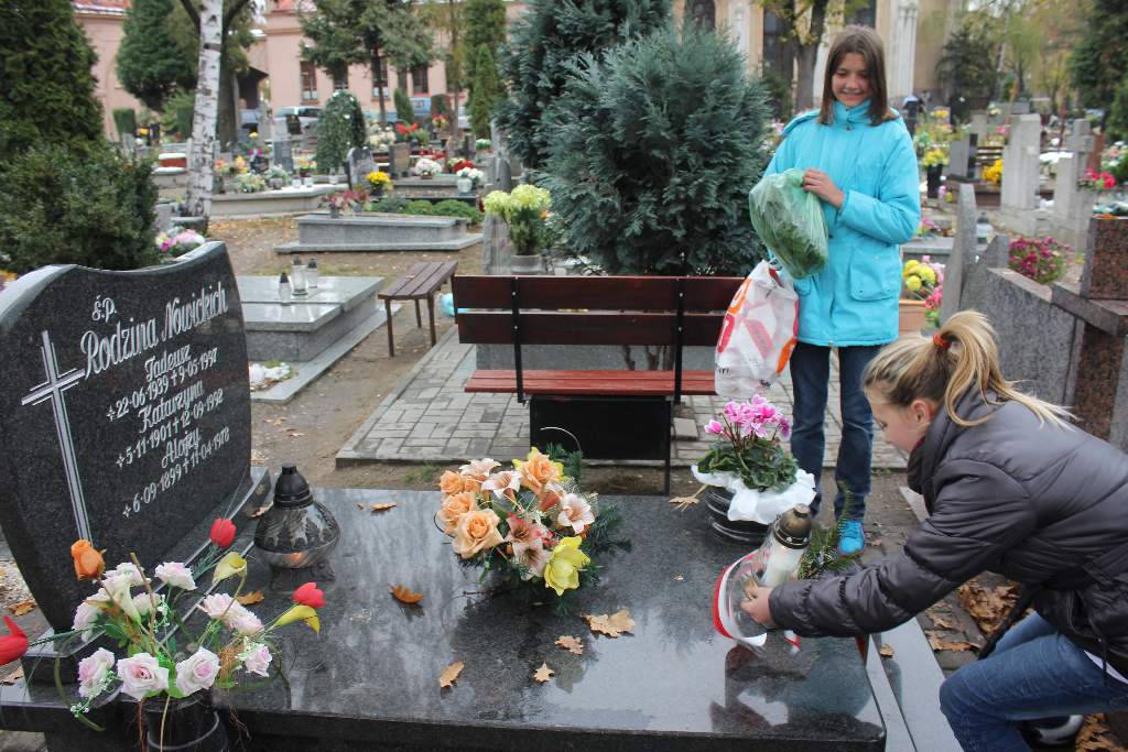 Zapalili znicze na grobach powstańców