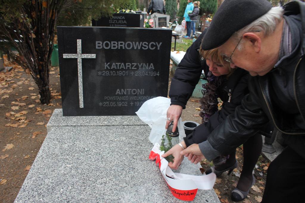 Zapalili znicze na grobach powstańców