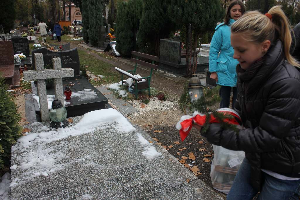 Zapalili znicze na grobach powstańców