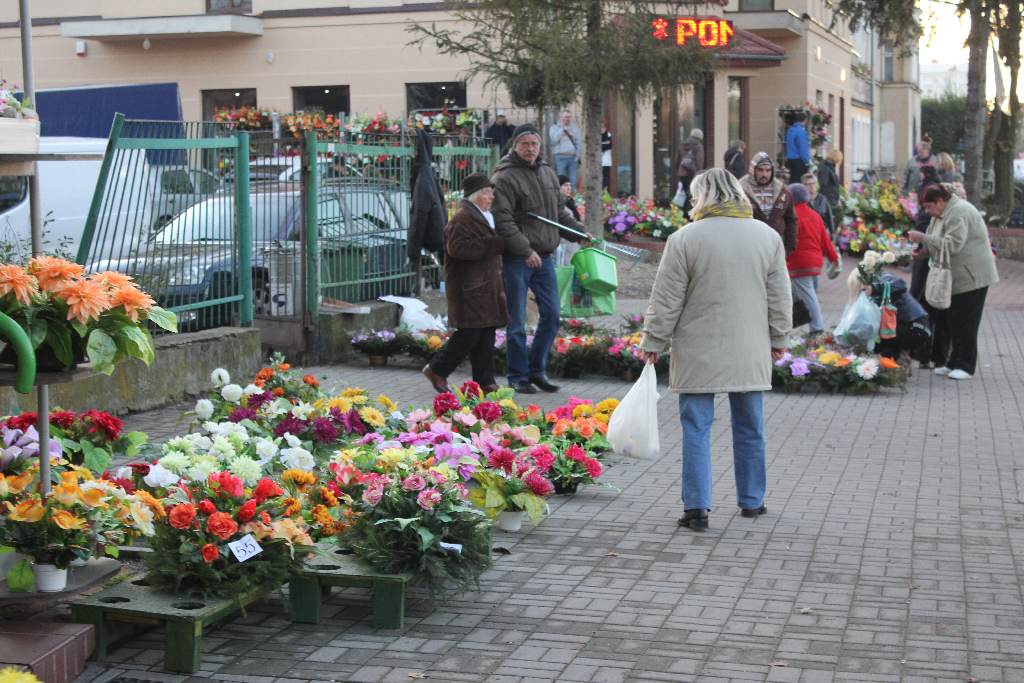 Handel przed cmentarzem