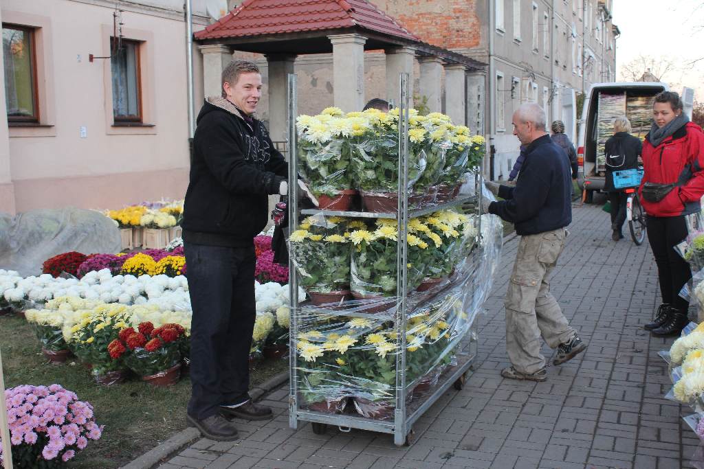 Handel przed cmentarzem