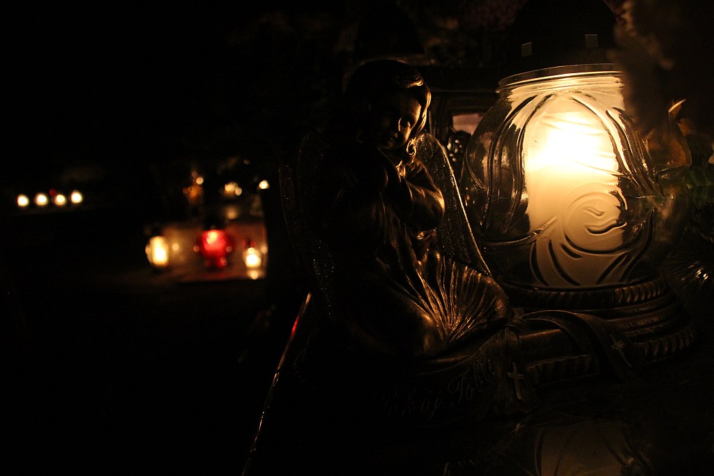 Wszystkich Świętych nocą