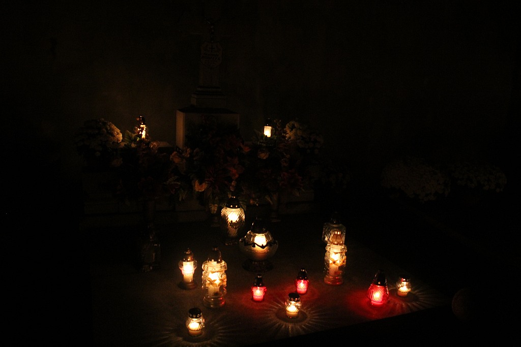 Wszystkich Świętych nocą