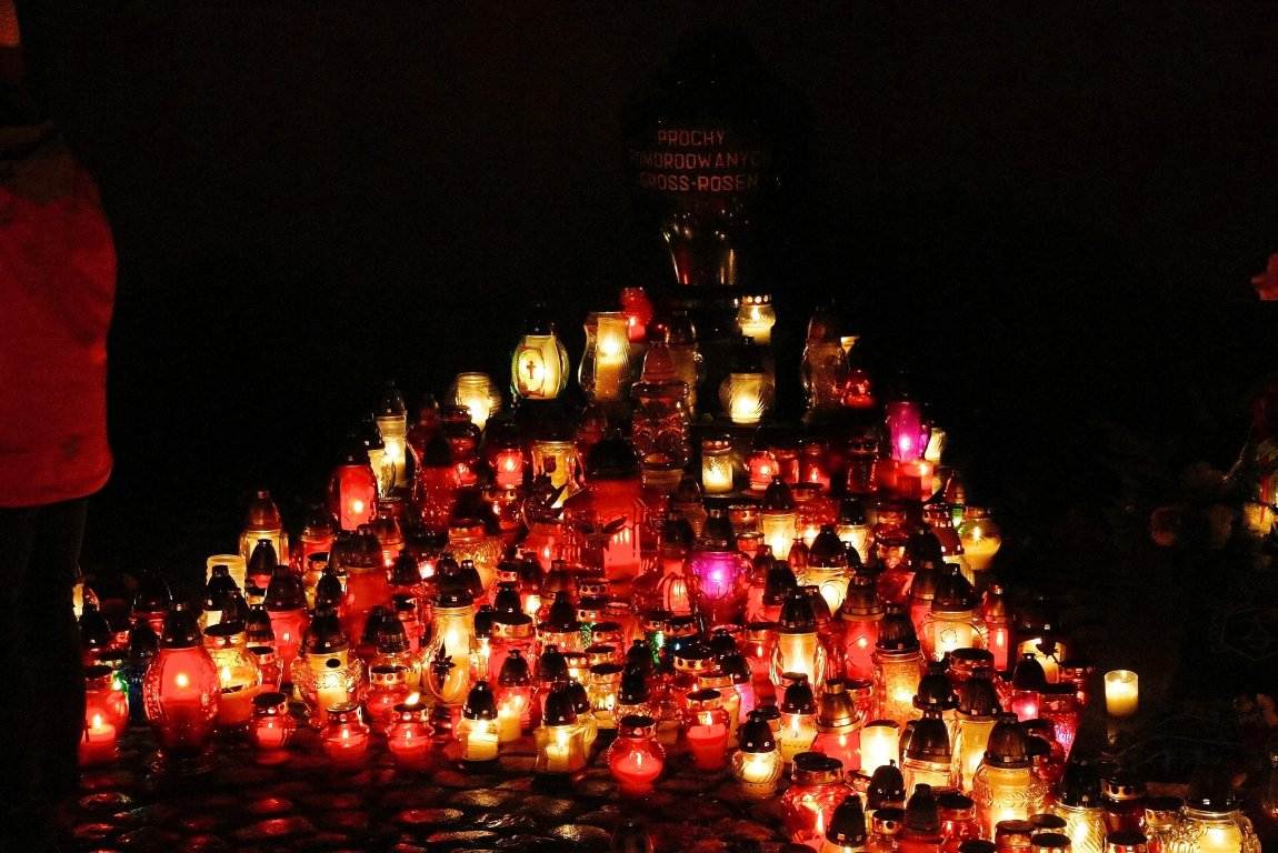 Wszystkich Świętych nocą