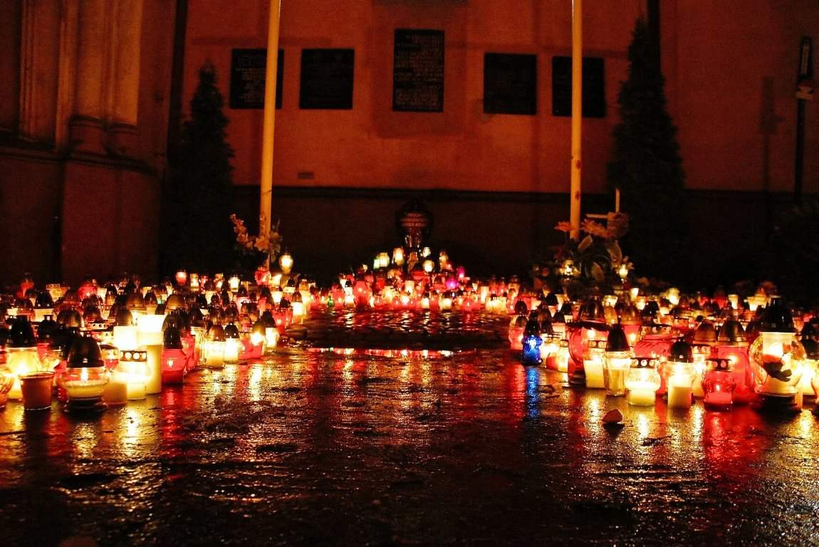 Wszystkich Świętych nocą