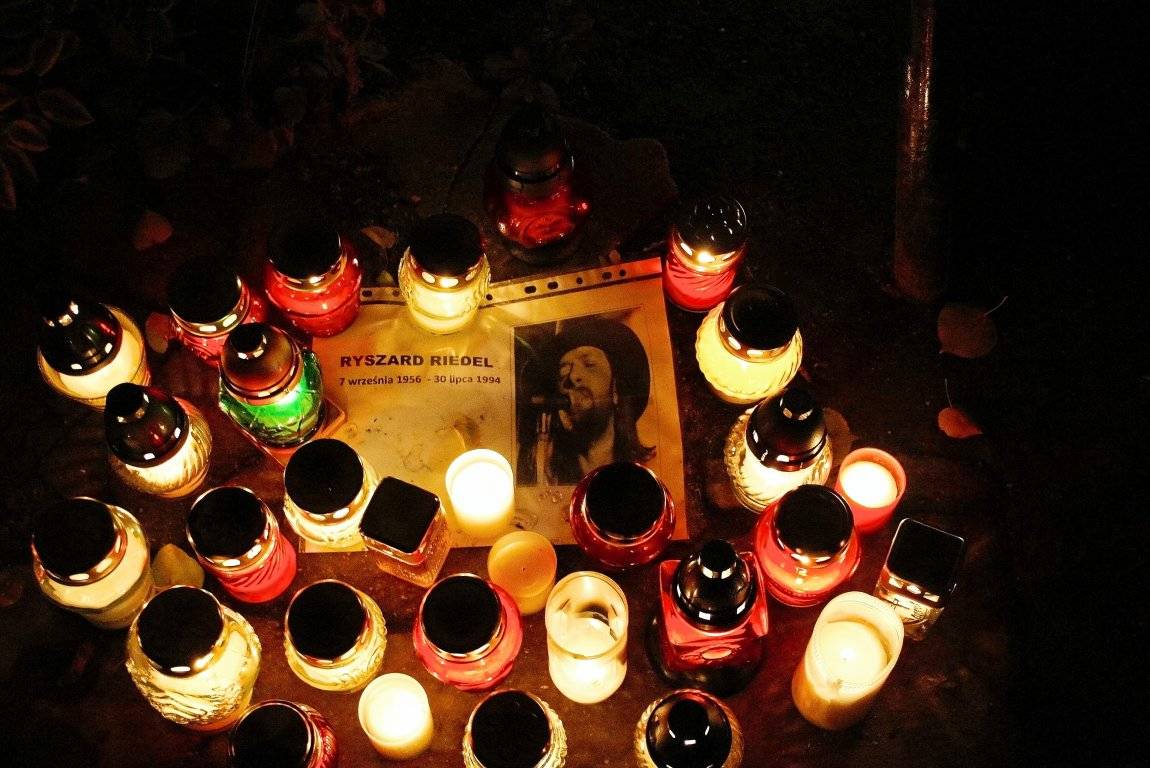 Wszystkich Świętych nocą