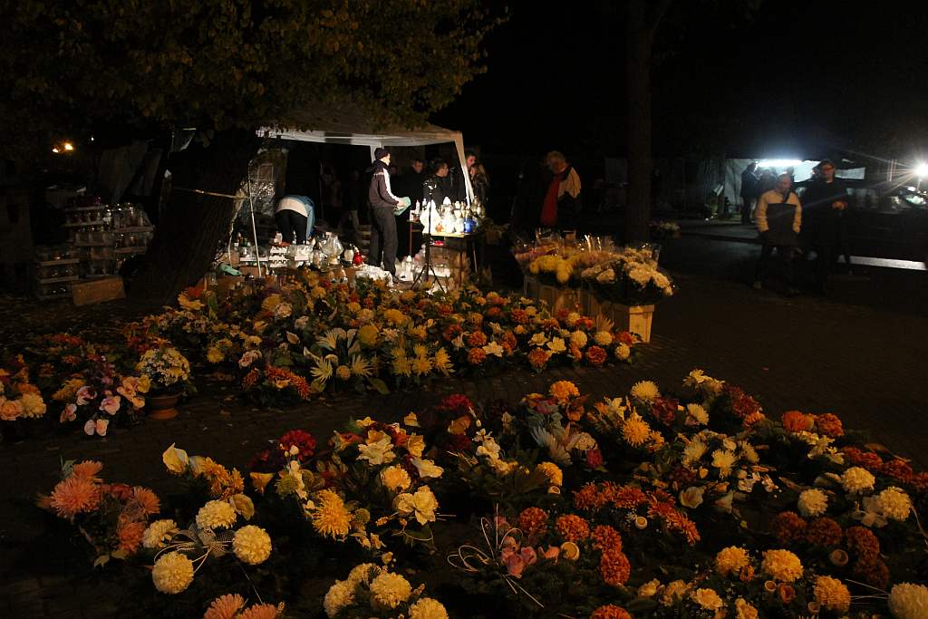 Wszystkich Świętych nocą