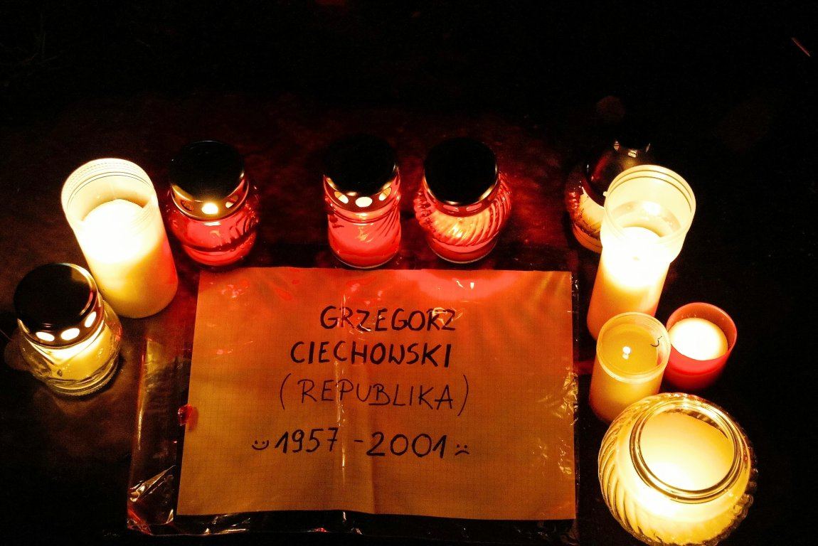 Wszystkich Świętych nocą