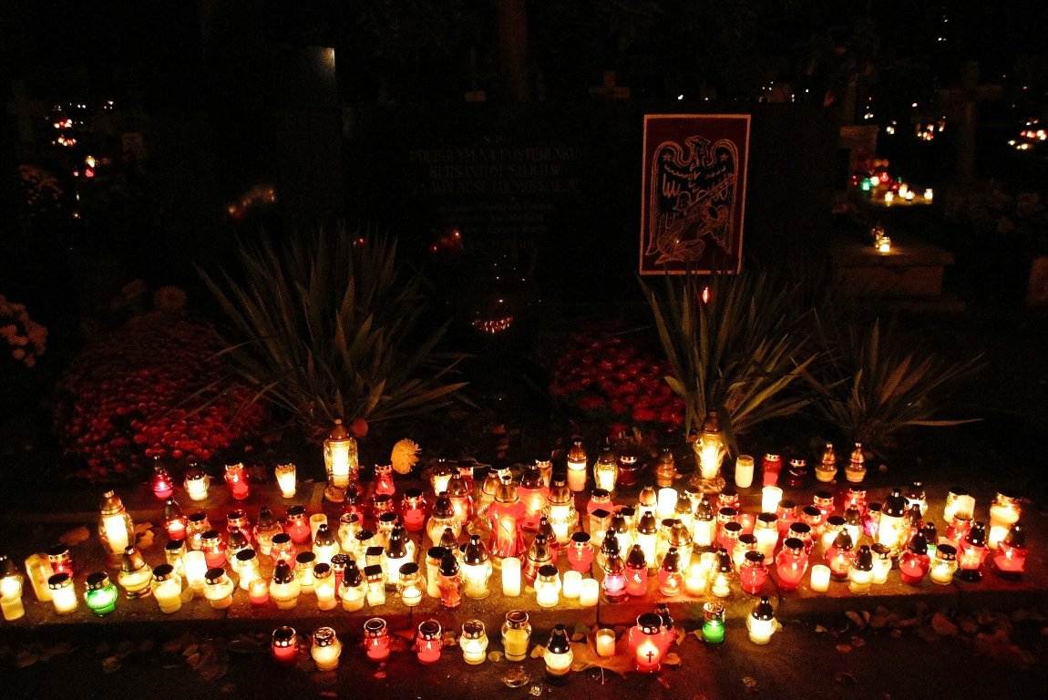 Wszystkich Świętych nocą