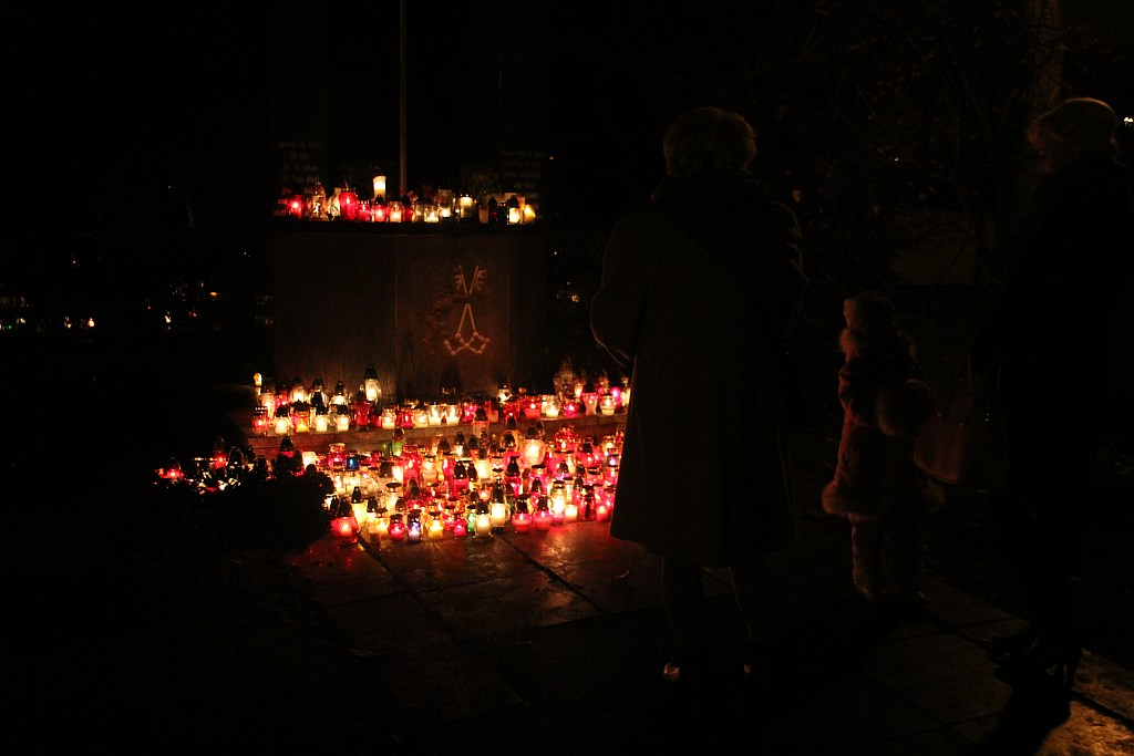Wszystkich Świętych nocą