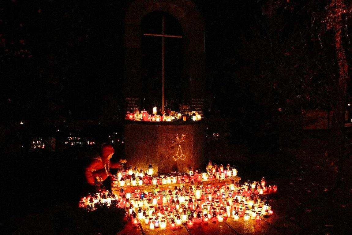 Wszystkich Świętych nocą