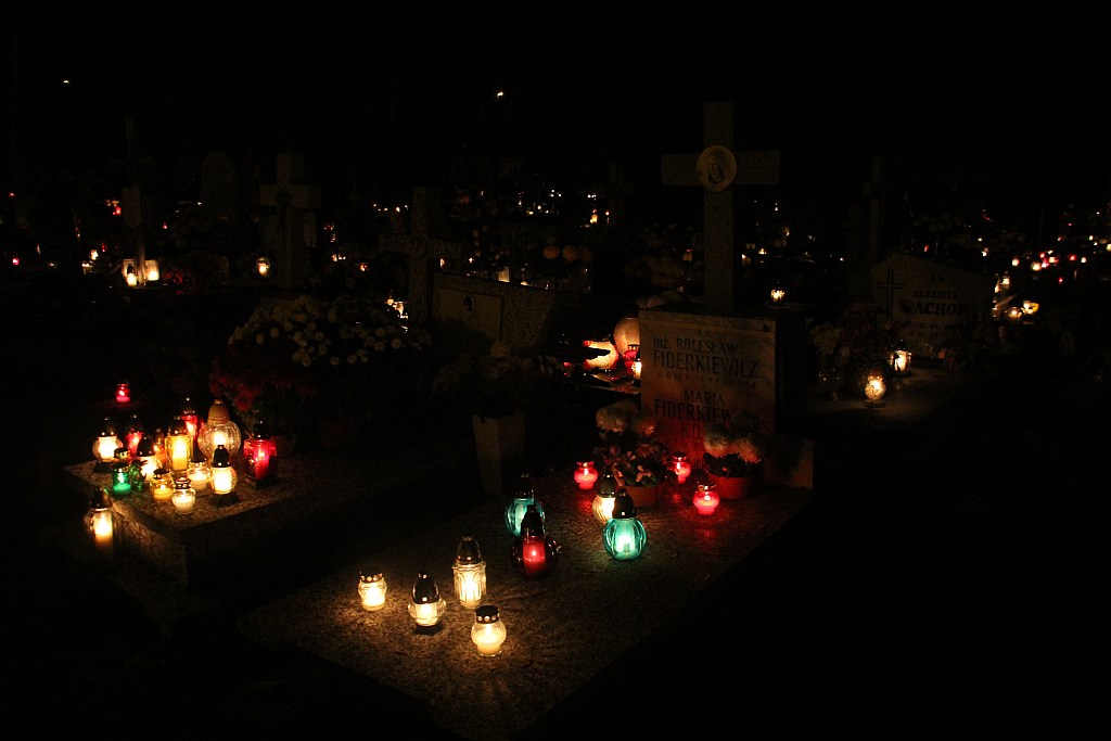 Wszystkich Świętych nocą