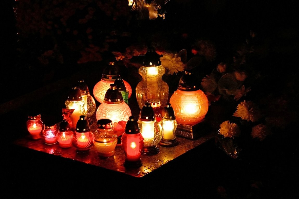 Wszystkich Świętych nocą