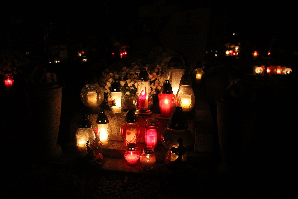 Wszystkich Świętych nocą