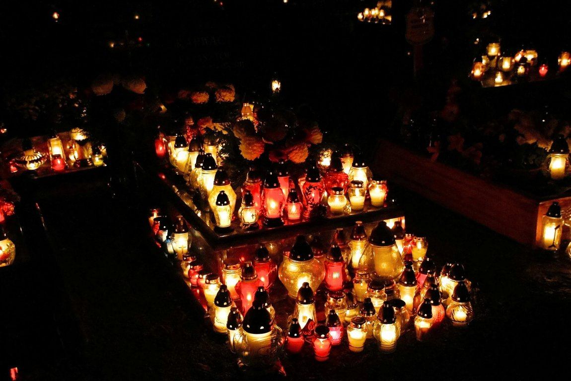 Wszystkich Świętych nocą