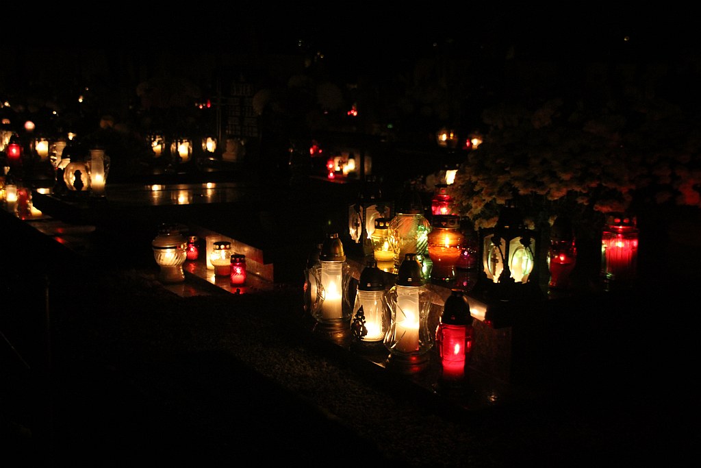 Wszystkich Świętych nocą