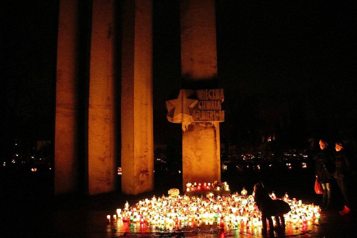 Wszystkich Świętych nocą