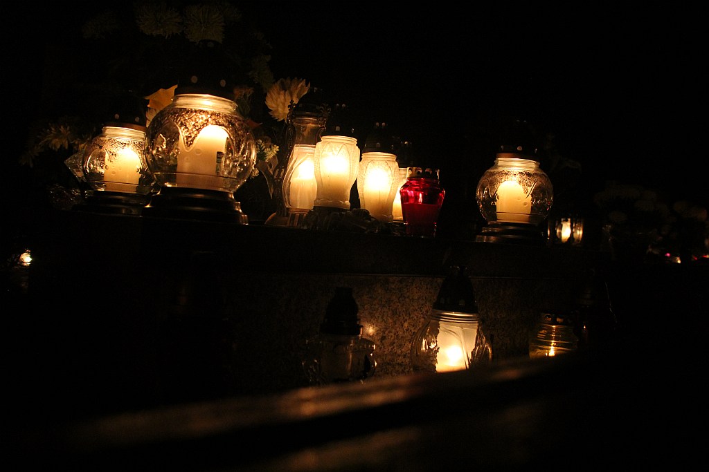 Wszystkich Świętych nocą