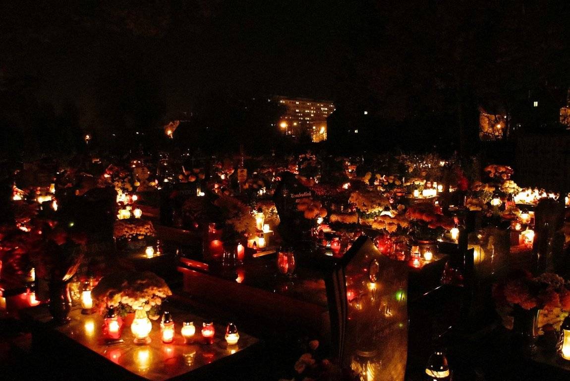 Wszystkich Świętych nocą