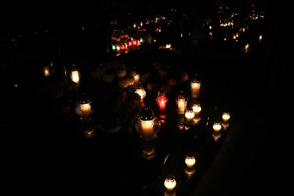 Wszystkich Świętych nocą