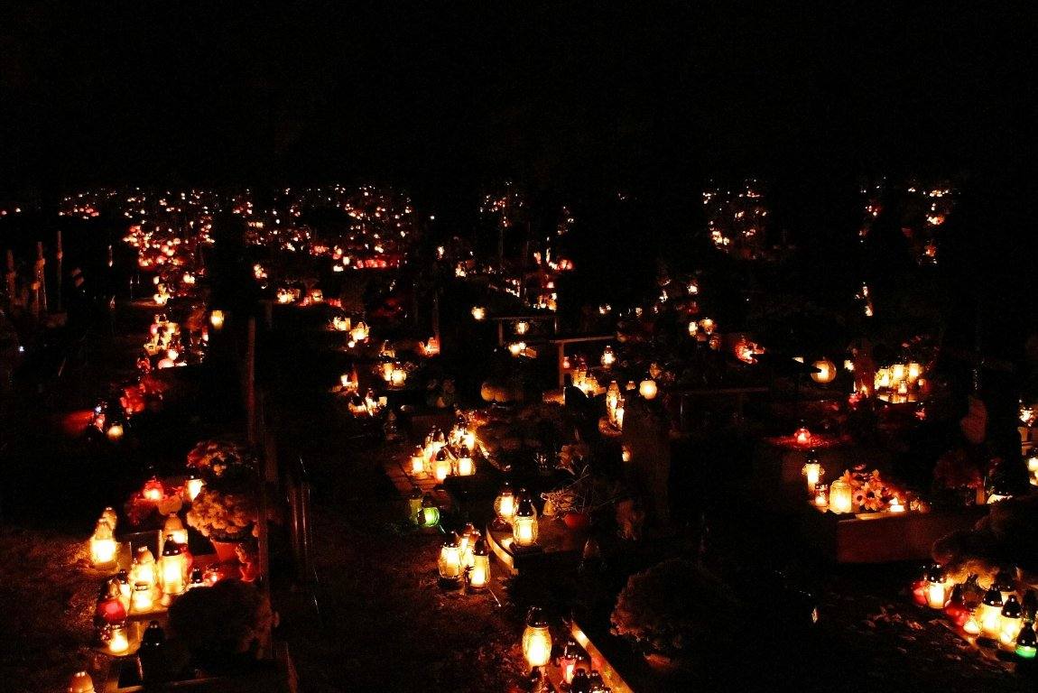 Wszystkich Świętych nocą