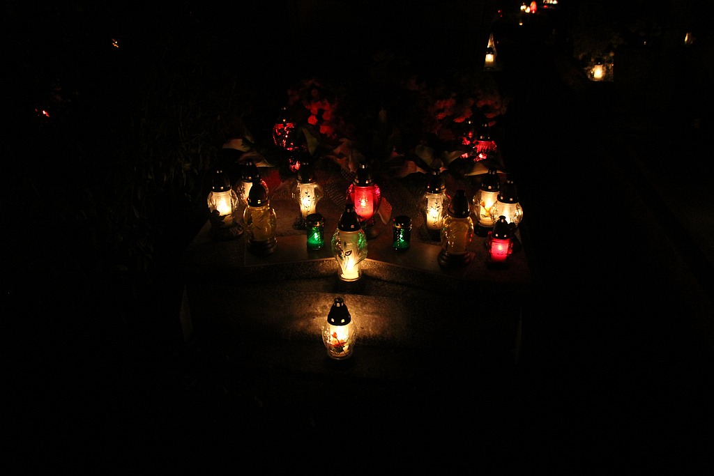 Wszystkich Świętych nocą