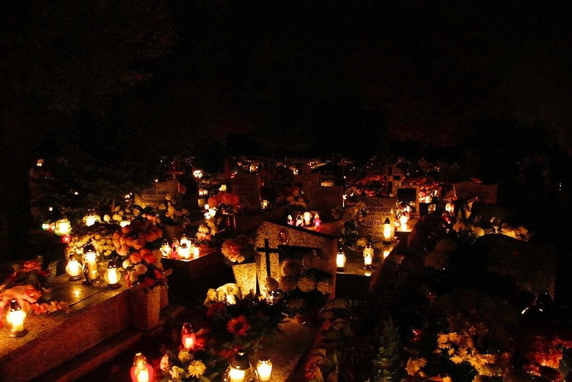 Wszystkich Świętych nocą
