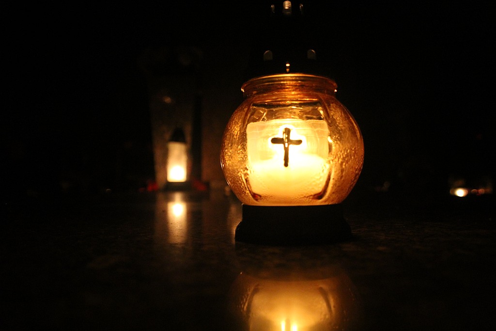 Wszystkich Świętych nocą