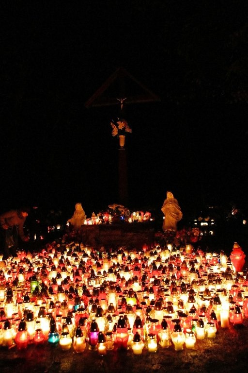 Wszystkich Świętych nocą