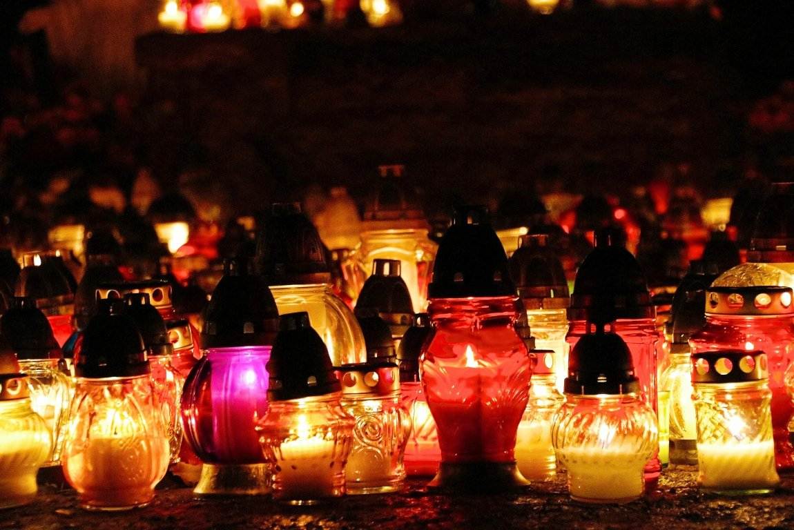 Wszystkich Świętych nocą