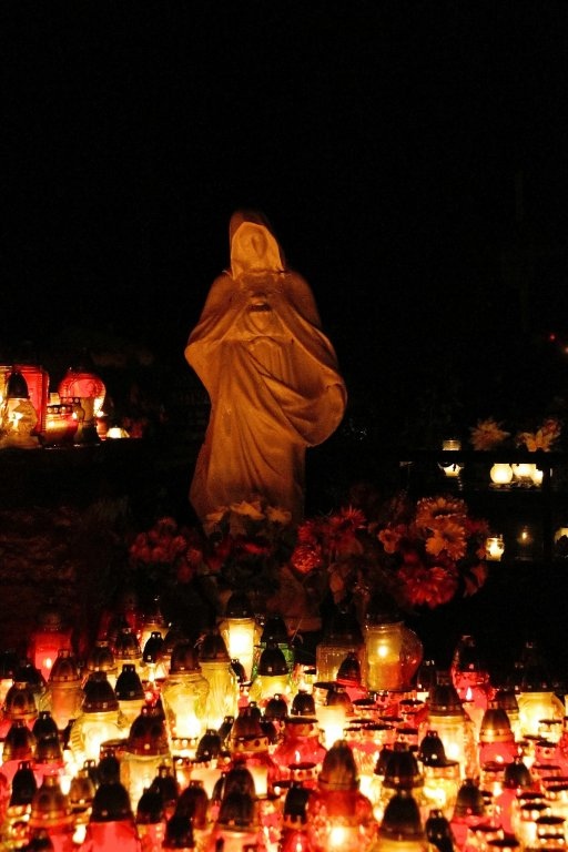 Wszystkich Świętych nocą
