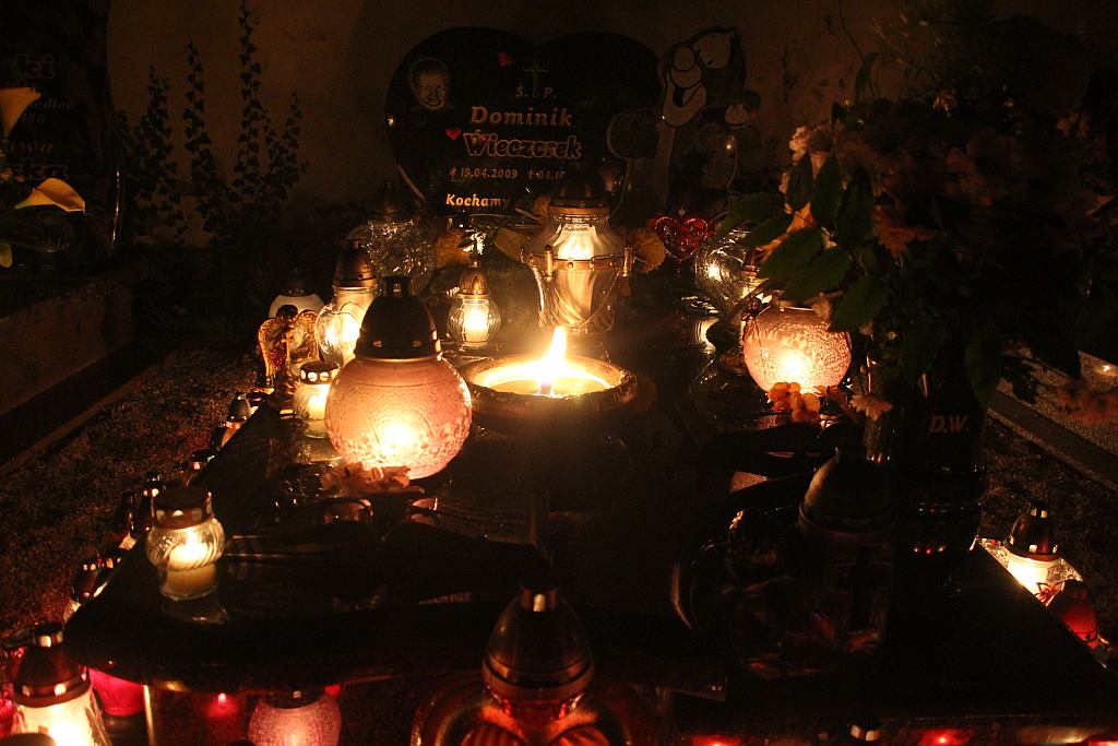 Wszystkich Świętych nocą