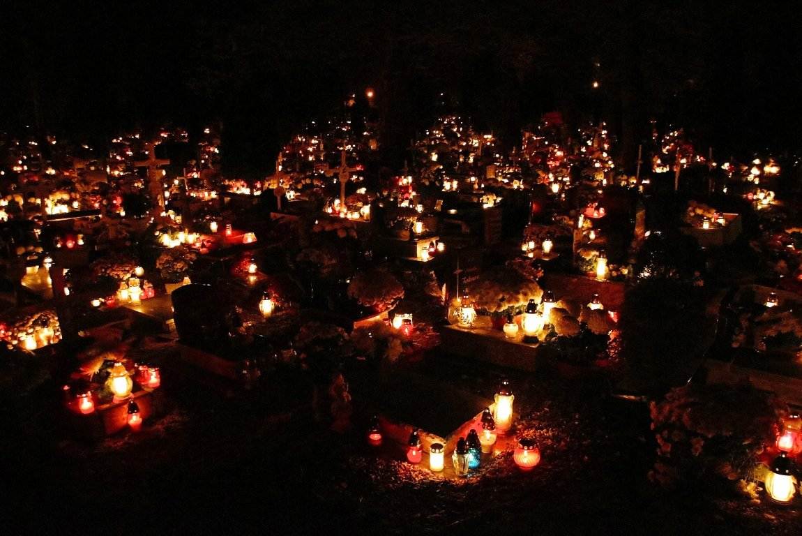 Wszystkich Świętych nocą