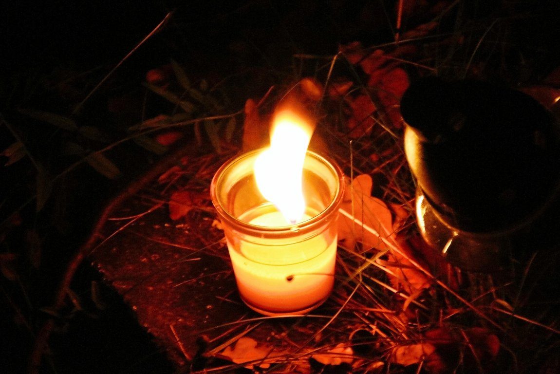 Wszystkich Świętych nocą
