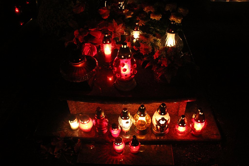 Wszystkich Świętych nocą