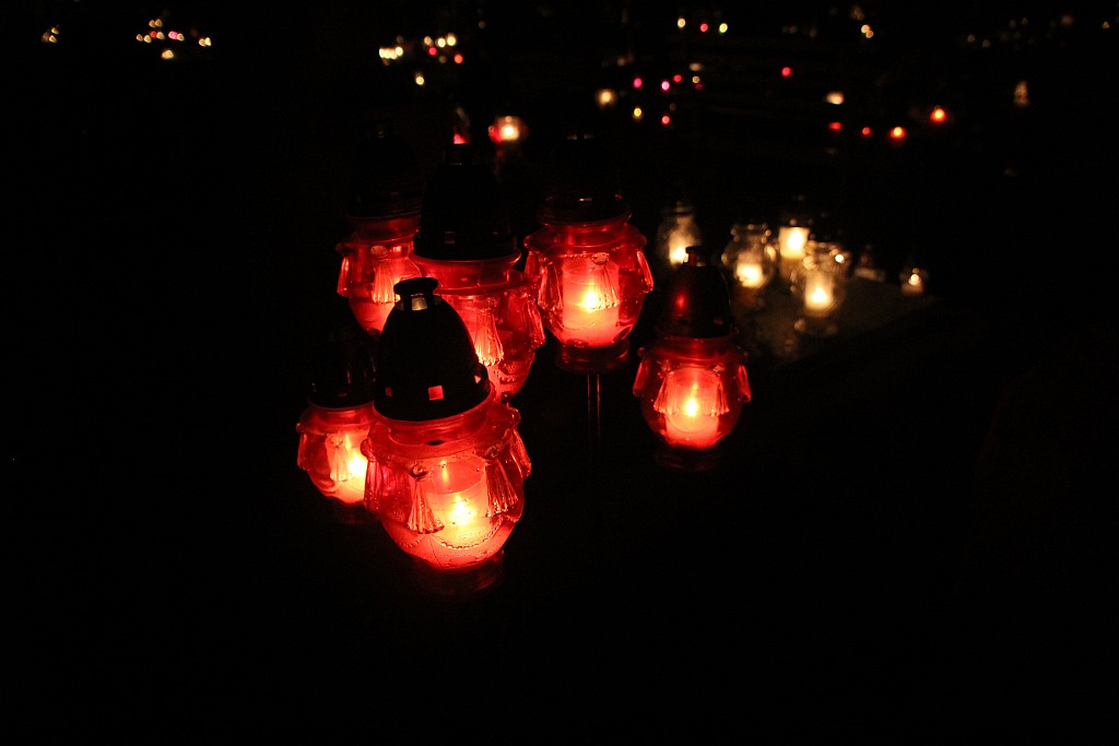 Wszystkich Świętych nocą